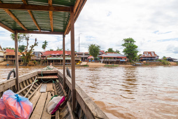 bateaux de taxi sur l’île de don det dans le sud du laos. paysage de la nature pris sur quatre mille îles (si phan don) sur la rivière mekhong au laos. - siphandon photos et images de collection