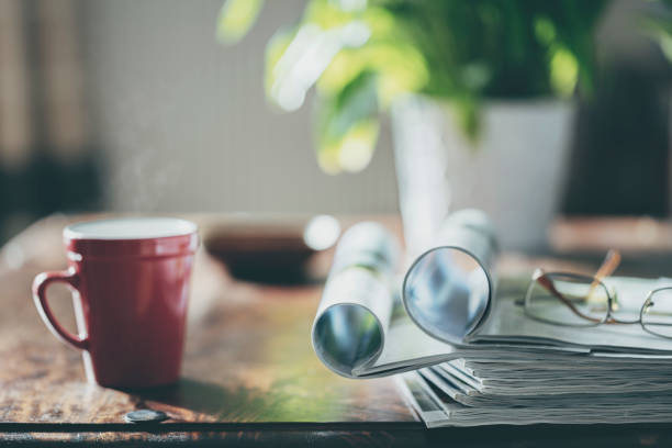 magazin auf dem tisch im café oder zu hause - magazine catalog stack printed media stock-fotos und bilder