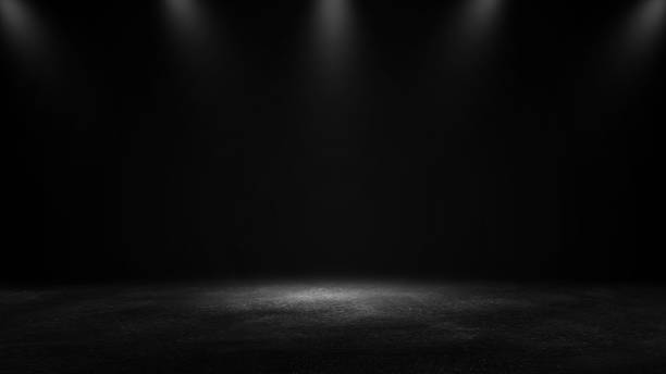 kuvapankkikuvat ja rojaltivapaat kuvat aiheesta tuotteen esittely valokeilassa. mustan studiohuoneen tausta. käytä montaasina tuotteen näyttämiseen - pimeys