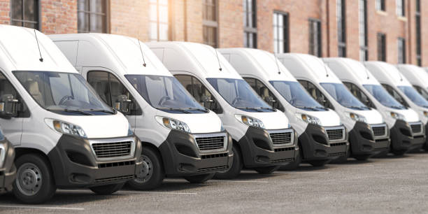 furgoni di consegna di fila.  concetto di servizio di consegna e spedizione espresso. - commercial land vehicle foto e immagini stock