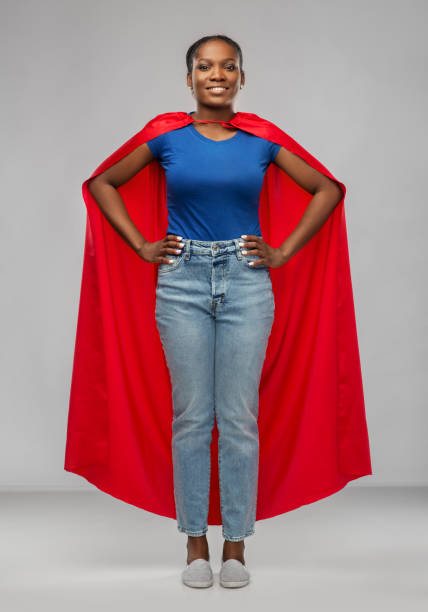felice donna afroamericana in mantello supereroe rosso - t shirt men red portrait foto e immagini stock
