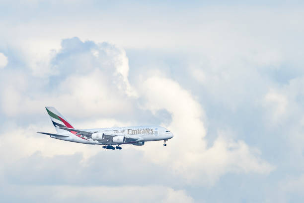 linie lotnicze emirates airbus a380 zbliżają się do lotniska schiphol amsterdam - emirates airline zdjęcia i obrazy z banku zdjęć
