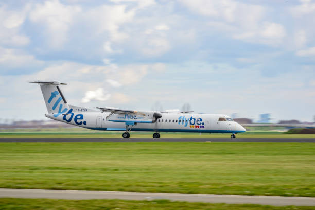 플라이비 드 하빌랜드 캐나다 대시 8 또는 q 시리즈 여객기 스키폴 암스테르담 공항에 착륙 - flybe 뉴스 사진 이미지