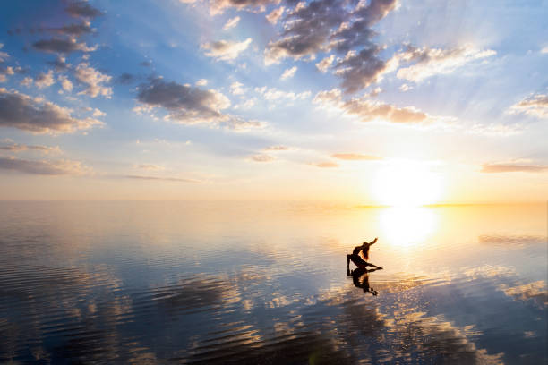 le printemps arrive - water lake reflection tranquil scene photos et images de collection