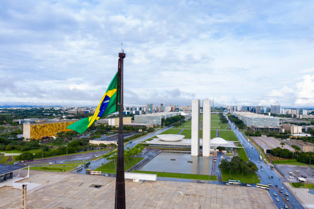 distrito federal, brasília, brasil - 15 de fevereiro de 2021: bandeira do congresso nacional no distrito federal, brasília, brasil, arquiteto: oscar niemeyer - brasilia - fotografias e filmes do acervo