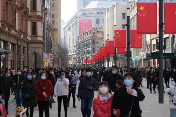 crowded tourists in face mask, walking on nanjing road in shanghai - china covid imagens e fotografias de stock