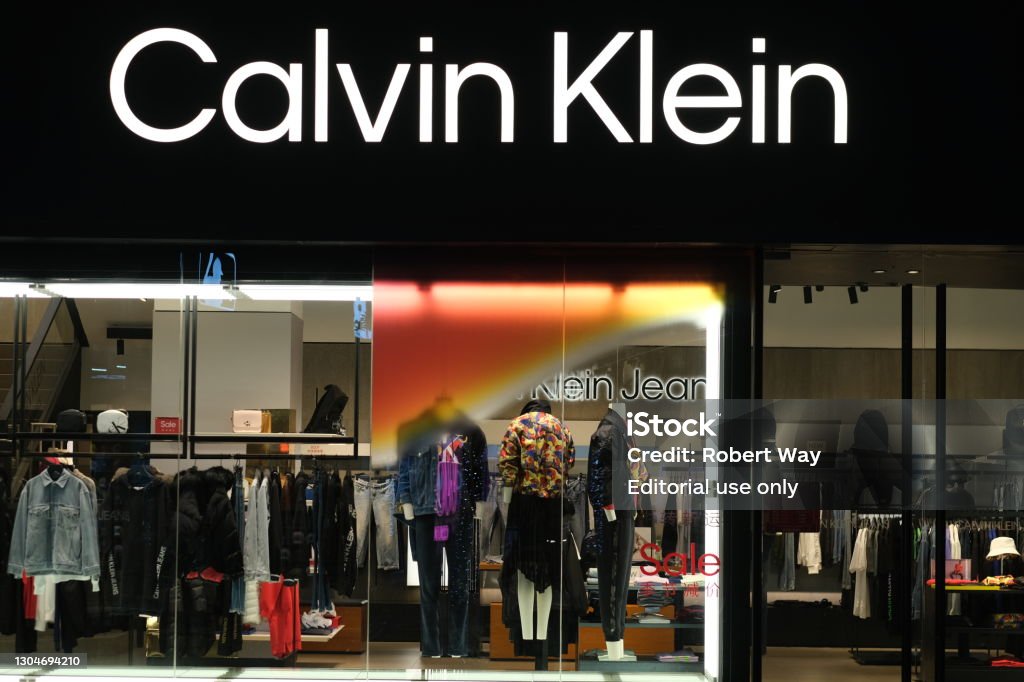 Fachada De La Tienda Calvin Klein Por La Noche Foto de stock más banco de imágenes de Calvin Klein Marca de moda - Calvin Klein - Marca de moda, Tienda,