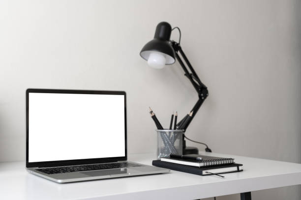 Modern contemporary workspace with blank screen laptop computer with office supplies and stationery on office desk table on white background for copy space. Home office workplace concept. moderno espacio de trabajo contemporáneo con computadora portátil de pantalla en blanco con artículos de oficina y papelería en el escritorio de oficina sobre fondo blanco para el espacio de copia. concepto de lugar de trabajo de oficina en casa.