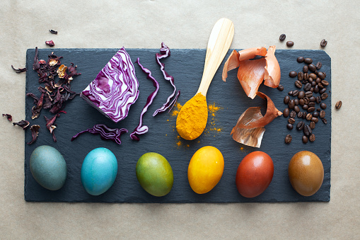 Tinte natural para huevos de Pascua - carcade, repollo rojo, cúrcuma, piel de cebolla y café. photo