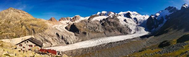 image de panorama de glacier. glacier de morteratsch avec une vue de la crête de bianco de la bernina de piz. refuge sac - crevasse glacier snow european alps photos et images de collection