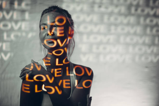 joven adulta con palabra amor en su cuerpo - equipo de proyección fotografías e imágenes de stock