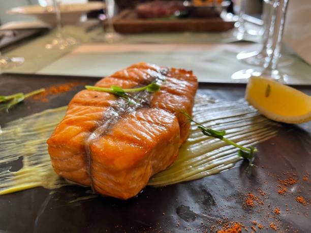 лосось на гриле с лимоном - plate salmon food dinner стоковые фото и изображения
