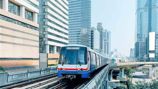 skytrain transporte masivo con paisaje urbano. - bangkok mass transit system fotografías e imágenes de stock