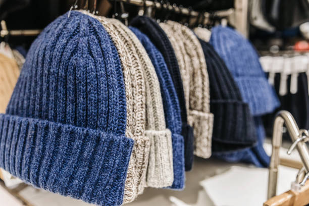 вязать шляпы висит на продажу на рынке - hat shop стоковые фото и изображения