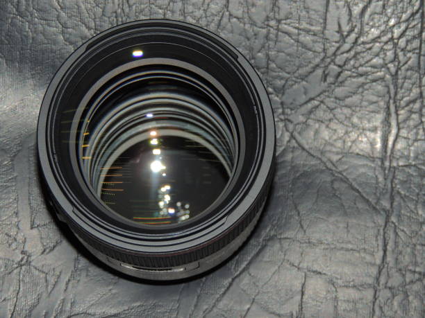 kameralinse mit linsenreflexionen. - lighting technique aperture lens color image stock-fotos und bilder