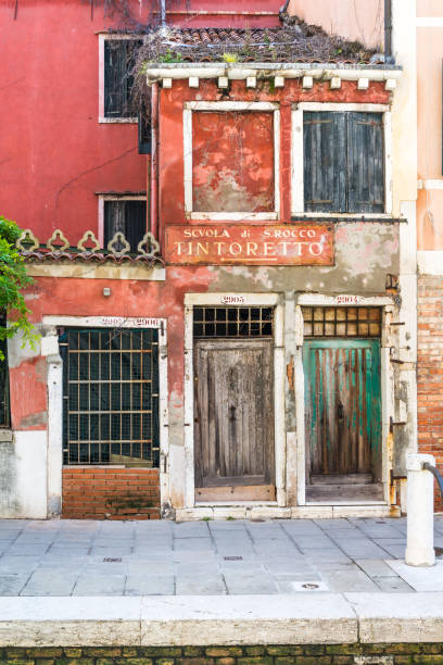 tipico edificio antico a venezia - venice italy ancient architecture creativity foto e immagini stock