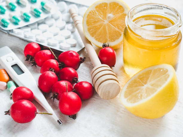 citron jaune frais, cruche de miel et baies rouges - painkiller thermometer tea prescription medicine photos et images de collection