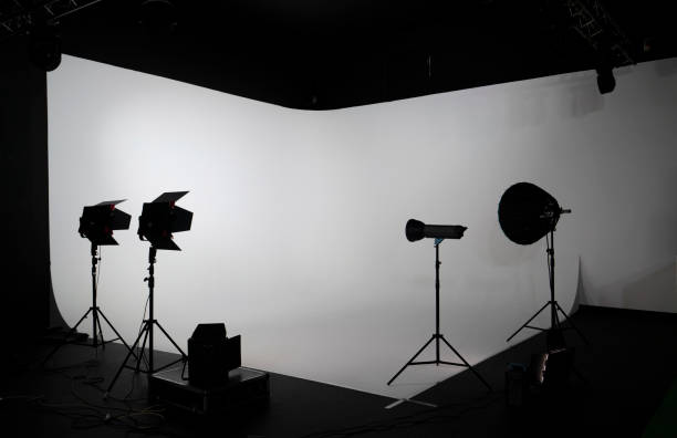 studio fotografico vuoto con attrezzature per l'illuminazione fotografica - studio cinematografico foto e immagini stock