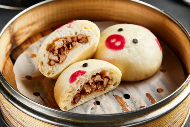 geschlossenes bao brötchen mit schweinefleisch innen. köstliche chinesische gedämpfte speisen. chinesisch, asiatisch, authentisches essenskonzept - fruit table bamboo black stock-fotos und bilder