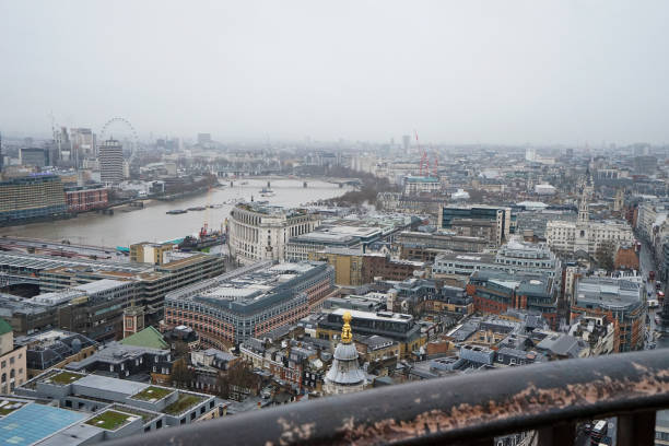 세인트 폴 대성당 옥상 테라스에서 런던 도시 경관과 스카이라인의 최고 전망 - st pauls cathedral tourism river fog 뉴스 사진 이미지
