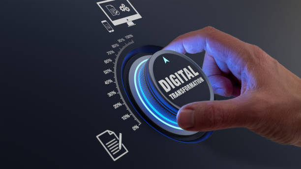 Transformarea digitală folosind tehnologiile informației ca cloud computing, managementul proceselor de afaceri și automatizare pentru a îmbunătăți eficiența. Concept cu buton de rotire a mâinilor pentru a crește digitalizarea datelor