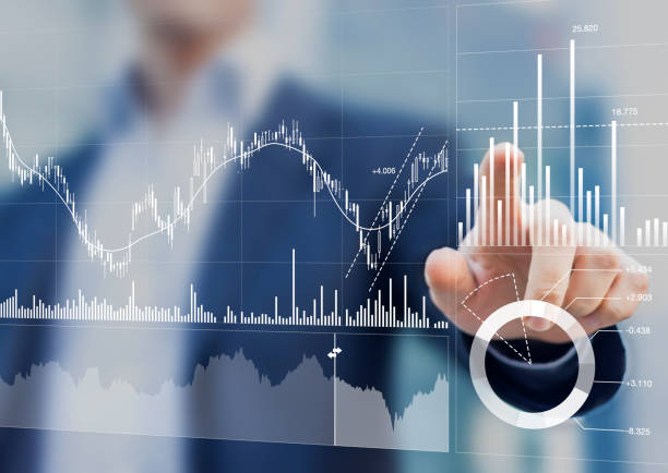 gestore del portafoglio finanziario e delle attività che analizza le statistiche e gli indicatori di investimento sulla dashboard per i prodotti di trading. strategia aziendale e finanziaria. analisi dei dati per gli investimenti in borsa. - portfolio foto e immagini stock