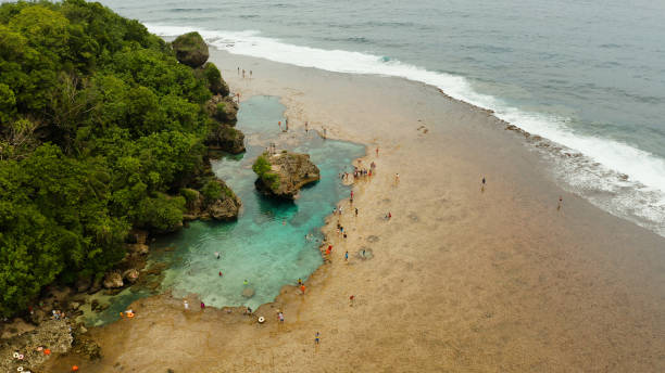 piscines rocheuses naturelles magpupungko. philippines,siargao - wave reef rock summer photos et images de collection