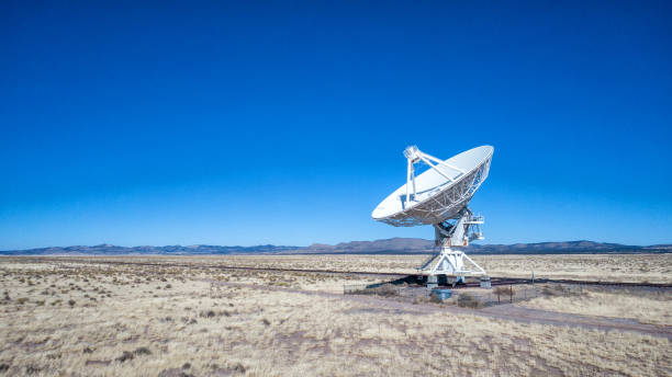 la gran variedad en nuevo méxico son radiotelescopios gigantes utilizados para la radioastronomía que estudian objetos celestes y ondas de radio desde el espacio exterior - defense industry audio fotografías e imágenes de stock