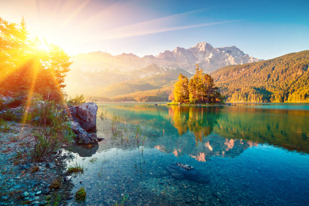 vista pitoresca de verão do lago eibsee com a cordilheira zugspitze. cena ensolarada ao ar livre nos alpes alemães, baviera, garmisch-partenkirchen local da vila, alemanha, europa. - zugspitze mountain bavaria mountain germany - fotografias e filmes do acervo