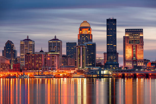 ルイビル、ケンタッキー州、アメリカ合衆国のスカイライン - louisville kentucky kentucky skyline waterfront ストックフォトと画像