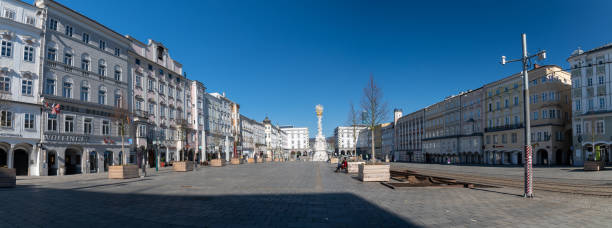 panoramablick auf den berühmten hauptplatz in linz, österreich - linz austria upper austria roof stock-fotos und bilder