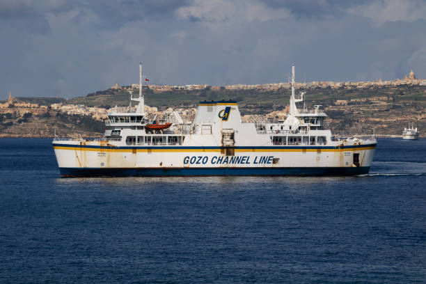 고조 채널 라인, 타 피노 선박, 몰타 승객과 로로화물 운송 선박. - passenger ship ferry crane harbor 뉴스 사진 이미지