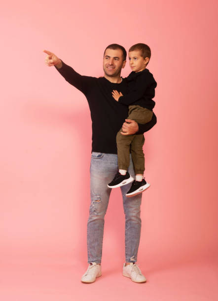 красивый отец-одиночка и сын. - hug point стоковые фото и изображения
