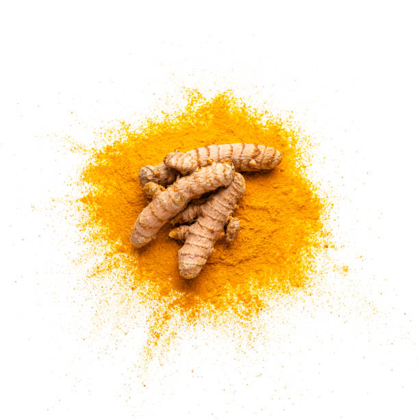 흰색 배경에 고립 된 심황과 심황 뿌리 - curcumin 뉴스 사진 이미지