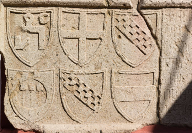 el patio del museo de antigüedades de feodosiya. placa hipotecaria genovesa, 1396, piedra caliza. escudos de armas de kaffa, génova y nobles - kafa fotografías e imágenes de stock