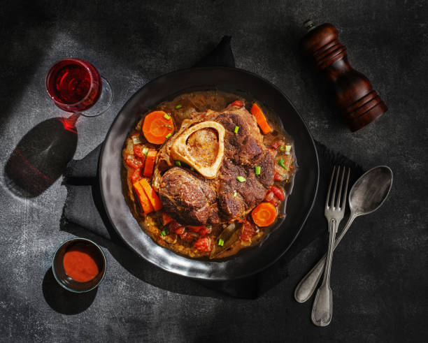 Potongan Kaki Daging Sapi Dengan Sumsum Menu Italia Steak Sapi Muda Rebus  Ossobuco Alla Milanese Dengan Saus Sayur Tampilan Atas Foto Stok - Unduh  Gambar Sekarang - iStock