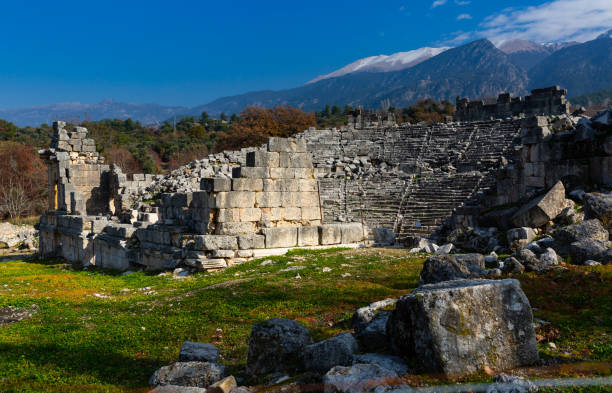 überreste des römischen theaters in der antiken lykischen zitadelle von tlos, türkei - mugla province stock-fotos und bilder