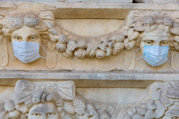relief rzeźby z noszenia masek medycznych w starożytnym mieście afrodyzja. turcja - mugla province zdjęcia i obrazy z banku zdjęć