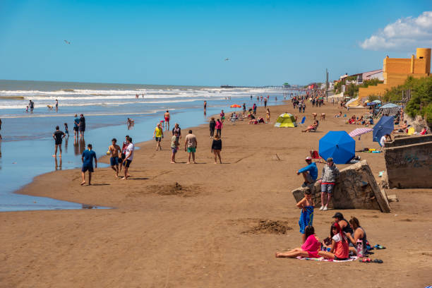 paesaggio della spiaggia con alcuni gruppi di persone disperse a causa del distanziamento sociale durante covid-19 - lautaro foto e immagini stock