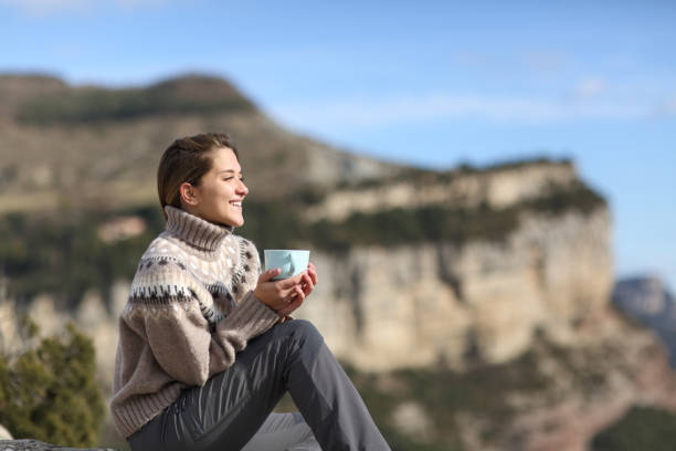 feliz excursionista bebiendo café mirando hacia otro lado en la montaña - travel destinations mountain hiking profile fotografías e imágenes de stock