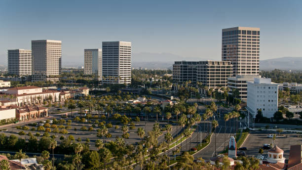 veduta aerea degli edifici della torre al newport center nella contea di orange, california - california newport beach county orange foto e immagini stock