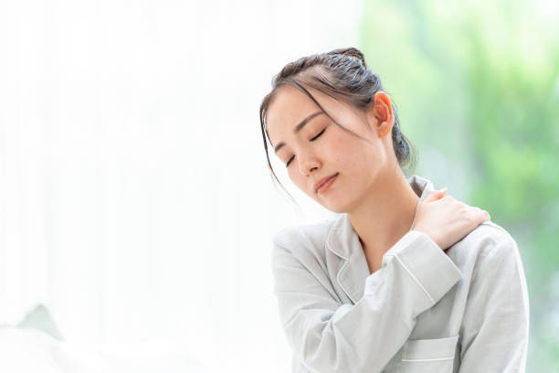 ベッドの上の魅力的な日本人女性 - 不眠症 ストックフォトと画像