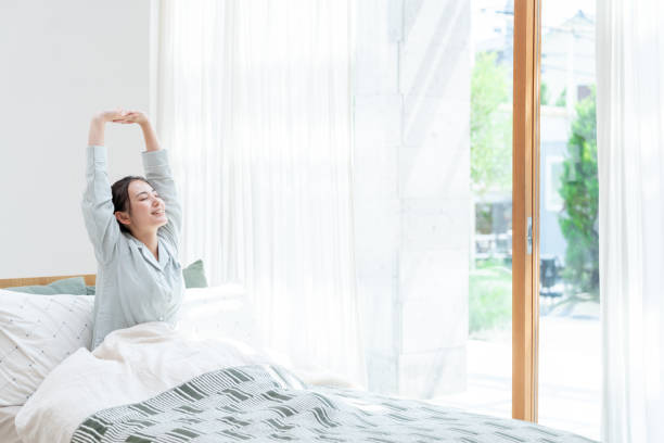 femme japonaise attirante sur le bâti - morning photos et images de collection