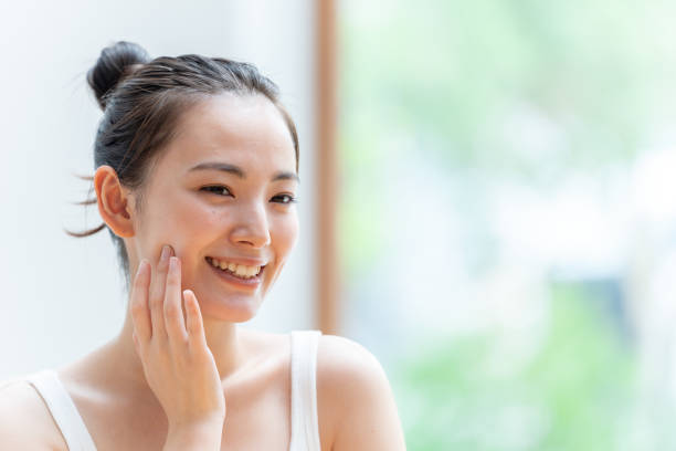 atractiva imagen de cuidado de la piel de la mujer japonesa - cuidado corporal y belleza fotografías e imágenes de stock