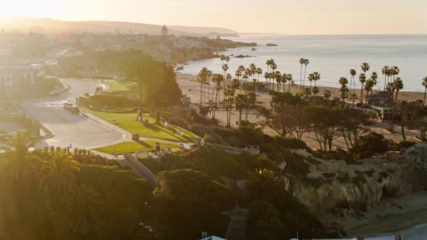 sonnendurchdrende ansicht von corona del mar state beach, kalifornien - antenne - newport beach california orange county house stock-fotos und bilder