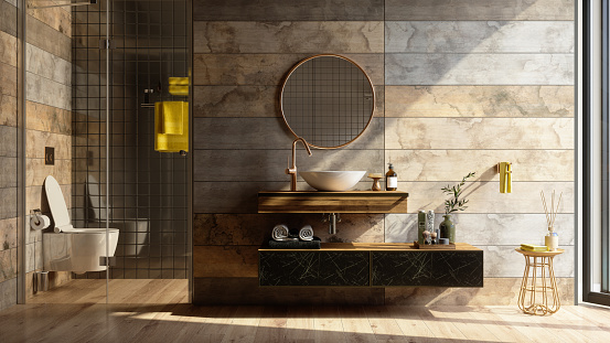 Baño interior de lujo con ducha, aseo, espejo y toallas amarillas. photo