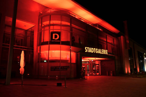 la stadtgalerie schweinfurt illumina il rosso segnale di avvertimento per il lockdown - schweinfurth foto e immagini stock