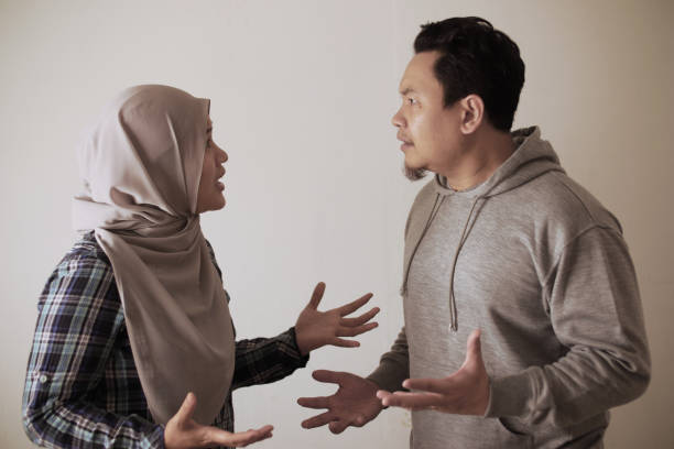 coppia musulmana asiatica marito e moglie litigano, discutono e ignorano l'uno sull'altro, brutta relazione nel matrimonio - violence married therapy solution foto e immagini stock