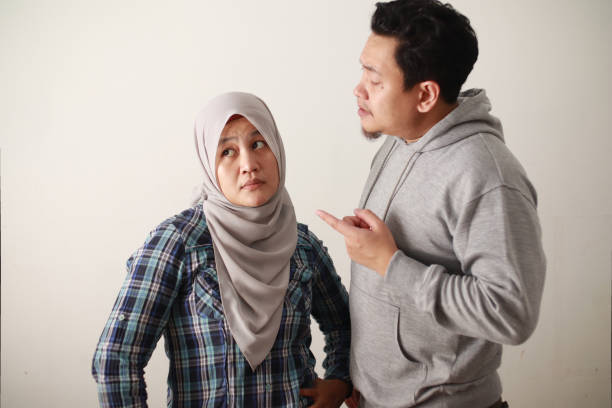 mari et femme musulmans asiatiques de couples ayant la lutte, se disputent et ignorant sur l’un l’autre, mauvaise relation dans le mariage - violence married therapy solution photos et images de collection
