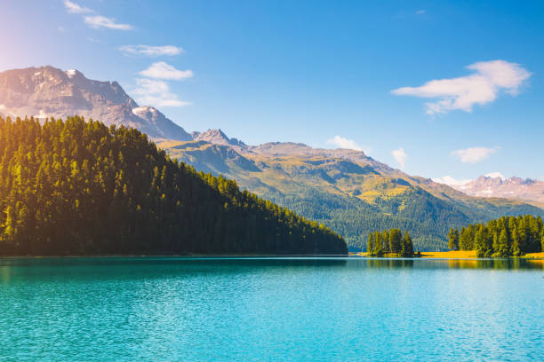 hermoso lago alpino champfer en hermoso día de verano. - champfer fotografías e imágenes de stock